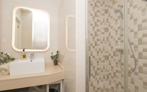 Buleria: Badkamer, Interieur Ontwerp, Loodgieterswerkinrichting, Muur, Wastafel In De Badkamer, Flooring, Verdieping, Textiel, Wastafel, Kraan