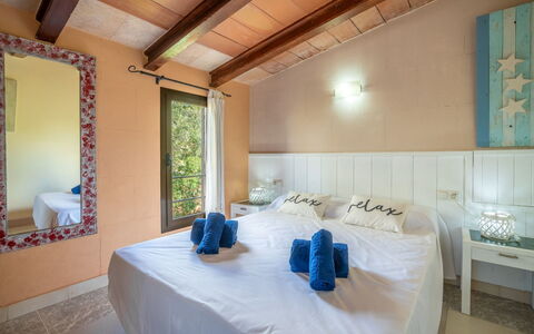 Es Racó de Campos: Meubilair, Interieur Ontwerp, Bed, Slaapkamer, Hout, Verdieping, Flooring, Laken, Bedding, Linens