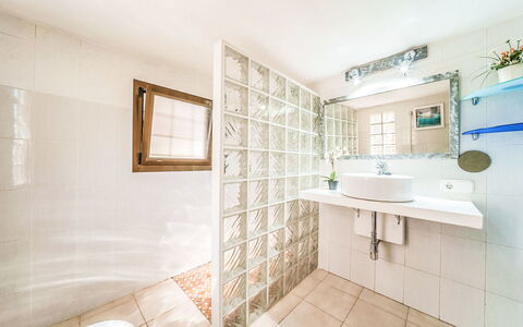 Es Racó de Campos: Muur, Interieur Ontwerp, Flooring, Verdieping, Plafond, Loodgieterswerkinrichting, Badkamer, Loodgieter, Kamer, Tegel