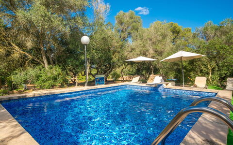 Es Racó de Campos: Blauw, Zwembad, Water, Toevlucht, Reflectie, Schaduw, Buitenmeubels, Eco Hotel, Reflecting Pool, Thermae