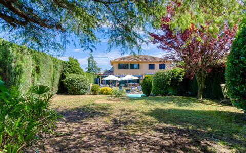 La Suntuosidad – Torremirona: Blauw, Struik, Landgoed, Tuin, Landscaping, Schaduw, Villa, Boerderij, Hacienda, Gazon