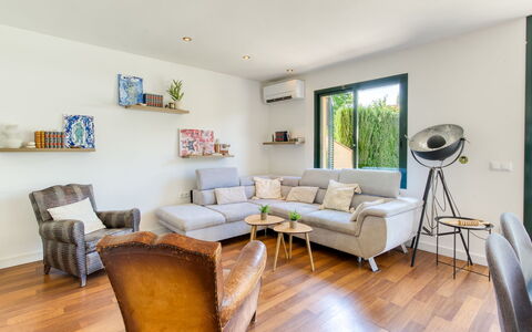 La Suntuosidad – Torremirona: Meubilair, Interieur Ontwerp, Bankstel, Flooring, Muur, Verdieping, Hout, Kamer, Woonkamer, Fotolijst