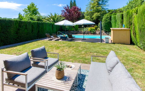 La Suntuosidad – Torremirona: Meubilair, Buitenmeubels, Stoel, Tuin, Struik, Zwembad, Schaduw, Eco Hotel, Buitentafel, Landscaping
