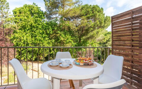 Sant Eloi: Meubilair, Buitenmeubels, Buitentafel, Stoel, Veranda, Tuin, Schaduw, Dek, Beits, Balkon
