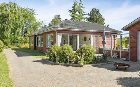 Velena - 150M from the Sea: Gebouw, Venster, Huis, Dak, Huis, Woongebied, Struik, Verblijf, Deur