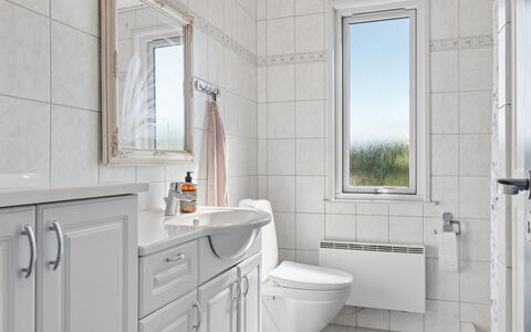 Velena - 150M from the Sea: Wastafel, Loodgieterswerkinrichting, Interieur Ontwerp, Badkamer, Flooring, Verdieping, Kraan, Wastafel In De Badkamer, Badkamerkast, Cabinetry