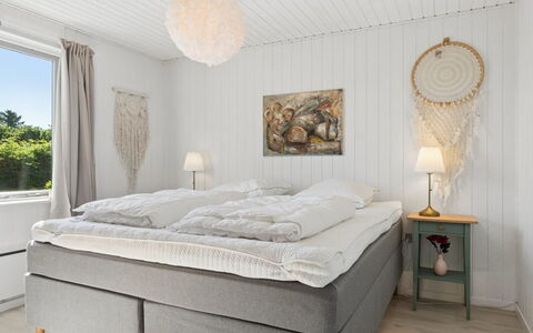 Velena - 150M from the Sea: Flooring, Verdieping, Slaapkamer, Bed, Bedding, Bed Frame, Linens, Laken, Hoofdkussen, Matras