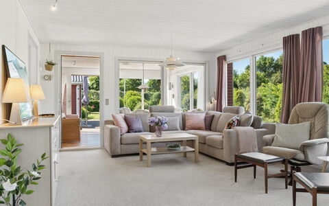 Velena - 150M from the Sea: Meubilair, Bankstel, Interieur Ontwerp, Flooring, Hout, Verdieping, Plafond, Woonkamer, Kamer