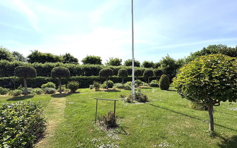 Velena - 150M from the Sea: Gras, Struik, Tuin, Haag, Gazon, Pool, Woody Plant, Landscaping, Park