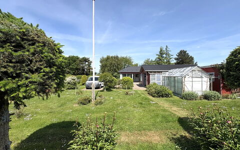 Velena - 150M from the Sea: Gras, Struik, Huis, Dak, Woongebied, Tuin, Huis, Land Lot, Gazon