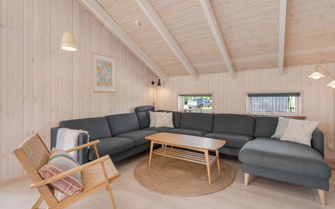 Kristine - 250M from the Sea: Hout, Flooring, Verdieping, Houten Vloer, Hardwood, Woonkamer, Beits, Plank, Plafond, Natuurlijk Materiaal
