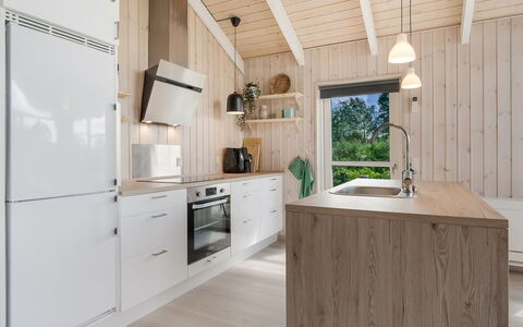 Kristine - 250M from the Sea: Keuken, Countertop, Flooring, Meubilair, Hout, Interieur Ontwerp, Cabinetry, Verdieping, Toestel Van De Keuken, Plafond