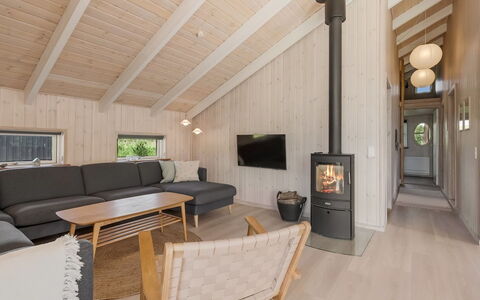 Kristine - 250M from the Sea: Hout, Flooring, Verdieping, Interieur Ontwerp, Houten Vloer, Plafond, Woonkamer, Huis, Hardwood, Meubilair