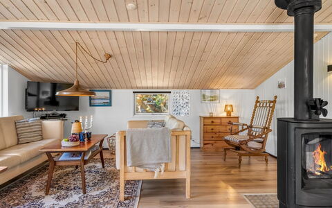 Into - 490M from the Sea: Flooring, Hout, Meubilair, Verdieping, Interieur Ontwerp, Plafond, Houten Vloer, Verlichting, Woonkamer, Kamer