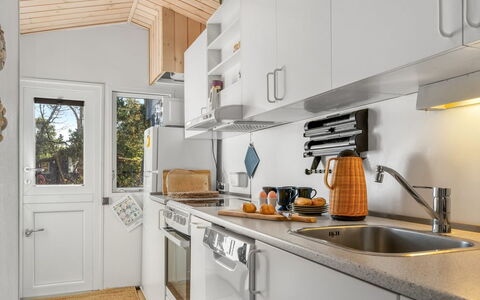 Into - 490M from the Sea: Keuken, Toestel Van De Keuken, Countertop, Major Appliance, Hout, Interieur Ontwerp, Fornuis, Gootsteen, Huishoudapparatuur, Plafond