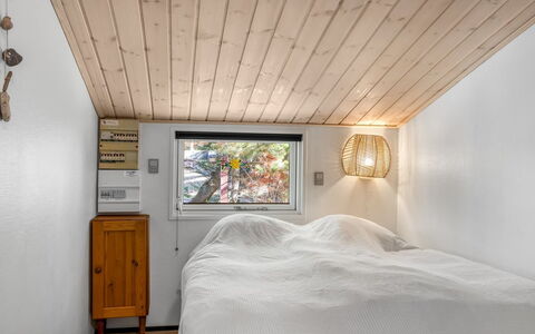 Into - 490M from the Sea: Muur, Interieur Ontwerp, Hout, Plafond, Slaapkamer, Flooring, Verdieping, Lichte Inrichting, Verlichting, Bed