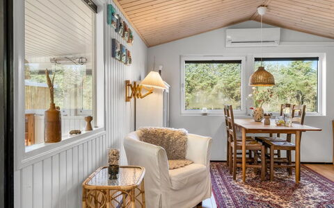 Into - 490M from the Sea: Interieur Ontwerp, Hout, Meubilair, Plafond, Flooring, Verdieping, Woonkamer, Huis, Verlichting, Bankstel