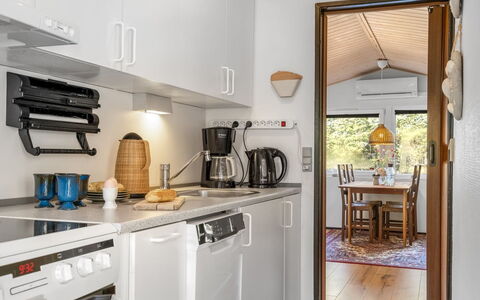 Into - 490M from the Sea: Interieur Ontwerp, Meubilair, Hout, Flooring, Keuken, Verdieping, Plafond, Countertop, Kamer, Major Appliance