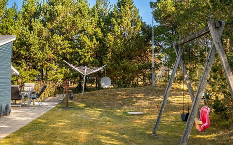 Into - 490M from the Sea: Land Lot, Tuin, Schaduw, Gazon, Zonlicht, Speeltoestel, Backyard, Landscaping, Werf, Dia Van De Speelplaats