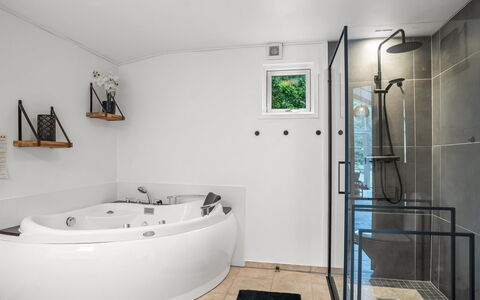 Eikka - from the Sea: Interieur Ontwerp, Flooring, Loodgieterswerkinrichting, Bad, Verdieping, Plafond, Badkamer, Kamer, Loodgieter, Kraan