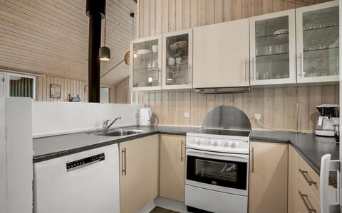 Eikka - from the Sea: Keuken, Countertop, Flooring, Toestel Van De Keuken, Interieur Ontwerp, Plafond, Hout, Major Appliance, Verdieping, Cabinetry