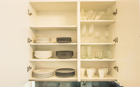 Krakovska: Plank, Stellingen, Meubilair, Cabinetry, Interieur Ontwerp, Hout, Kast, Flooring, Keuken, Huis