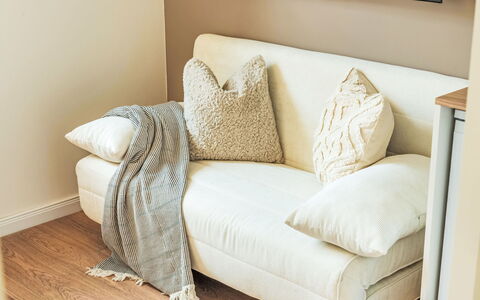 Soukenická: Meubilair, Interieur Ontwerp, Bankstel, Kussen, Hout, Verdieping, Flooring, Kussen Gooien, Textiel, Woonkamer