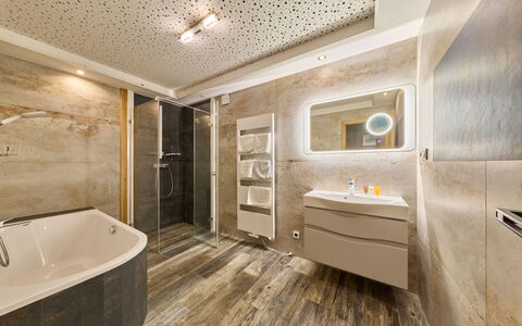 Rokytnice Nad Jizerou 2: Flooring, Verdieping, Interieur Ontwerp, Loodgieterswerkinrichting, Plafond, Badkamer, Loodgieter, Kraan, Wastafel, Kamer