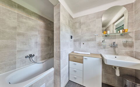 Rokytnice Nad Jizerou 81: Loodgieterswerkinrichting, Flooring, Badkamer, Verdieping, Interieur Ontwerp, Wastafel In De Badkamer, Wastafel, Kraan, Plafond, Loodgieter