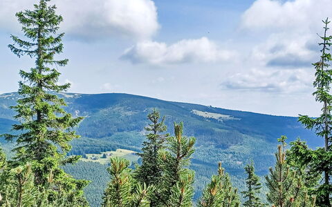 U Tří Medvědů: Bergachtig Landvormen, Boom, Natuurlijke Omgeving, Berg, Wildernis, Hoogland, Wolk, Woud, Heuvel