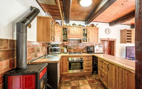 U Tří Medvědů: Keuken, Hout, Meubilair, Interieur Ontwerp, Countertop, Flooring, Plafond, Major Appliance, Toestel Van De Keuken, Cabinetry