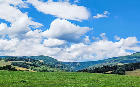 U Tří Medvědů: Lucht, Wolk, Blauw, Dag, Gras, Groen, Natuurlijke Omgeving, Natuur, Bergachtig Landvormen, Cumulus