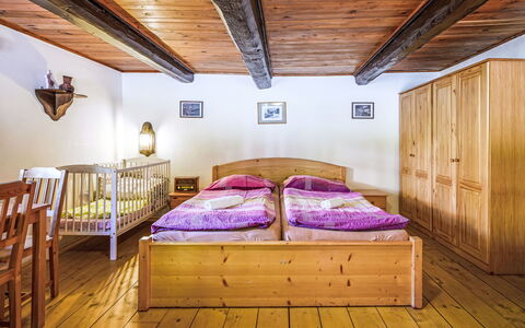 U Tří Medvědů: Hout, Interieur Ontwerp, Verdieping, Slaapkamer, Flooring, Plafond, Kamer, Bed, Meubilair, Hardwood