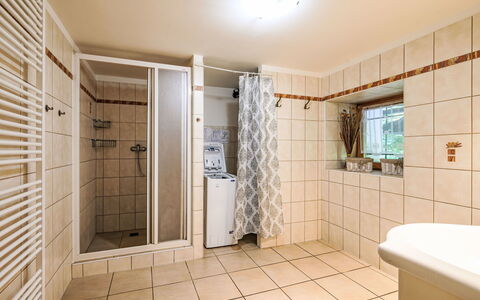 U Tří Medvědů: Flooring, Verdieping, Interieur Ontwerp, Plafond, Kamer, Loodgieterswerkinrichting, Appartement, Loodgieter, Tegel, Badkamer