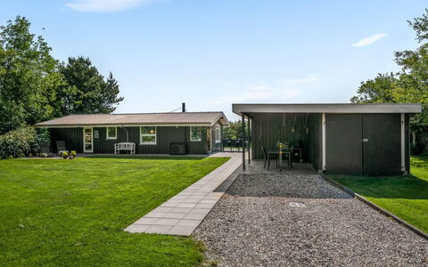 Wigman - 450M to the Fjord: Gras, Huis, Huis, Struik, Dak, Land Lot, Tuin, Groundcover, Gazon, Schaduw