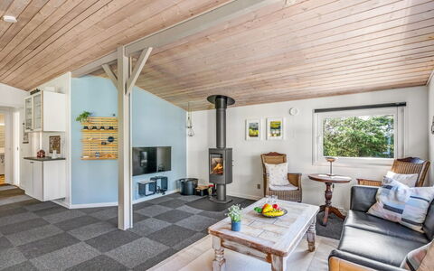 Wigman - 450M to the Fjord: Interieur Ontwerp, Flooring, Verdieping, Meubilair, Hout, Plafond, Houten Vloer, Kamer, Bankstel, Woonkamer