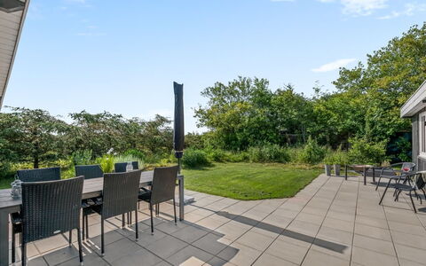 Wigman - 450M to the Fjord: Meubilair, Buitenmeubels, Stoel, Land Lot, Buitentafel, Tuin, Schaduw, Keuken En Eettafel, Landscaping, Patio