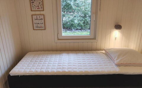 Wigman - 450M to the Fjord: Hout, Verdieping, Bed, Slaapkamer, Flooring, Linens, Meubilair, Bedding, Bed Frame, Laken