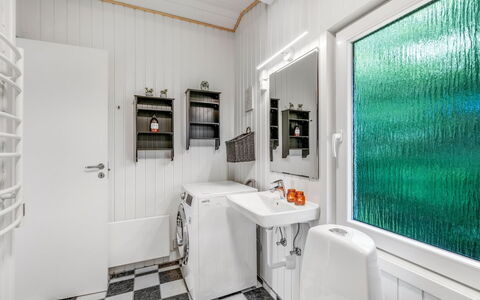Wigman - 450M to the Fjord: Loodgieterswerkinrichting, Interieur Ontwerp, Flooring, Verdieping, Plafond, Loodgieter, Badkamer, Wastafel, Kraan, Kamer