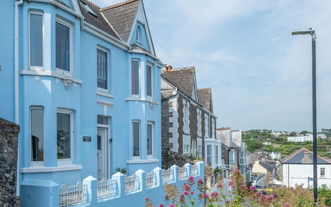 Smugglers View: Blauw, Huis, Architectuur, Huis, Woongebied, Balkon, Verf, Villa, Siding