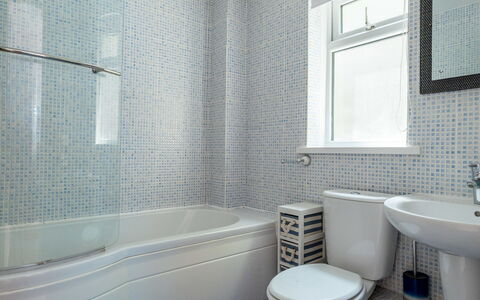 Smugglers View: Badkamer, Loodgieterswerkinrichting, Bad, Flooring, Verdieping, Interieur Ontwerp, Toilet, Loodgieter, Tegel, Kraan