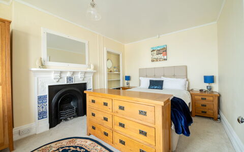 Smugglers View: Meubilair, Interieur Ontwerp, Bed, Slaapkamer, Muur, Flooring, Verdieping, Hout, Laken, Bedding