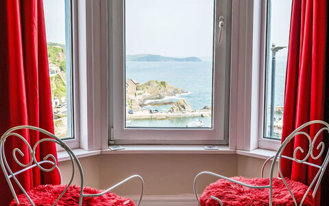 Smugglers View: Rood, Meubilair, Interieur Ontwerp, Kamer, Gordijn, Venster Behandeling, Raambekleding, Stoel, Daylighting, Linens