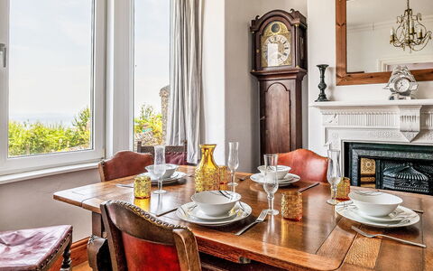 Smugglers View: Meubilair, Interieur Ontwerp, Hout, Flooring, Tafel, Fotolijst, Kamer, Verlichting, Plafond, Eetkamer