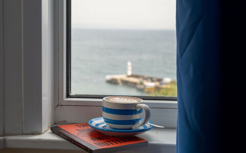 Smugglers View: Koffiekop, Tableware, Kop, Serveware, Drinkware, Zee, Dishware, Theekopje
