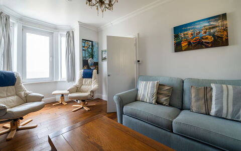 Smugglers View: Meubilair, Interieur Ontwerp, Flooring, Bankstel, Verdieping, Hout, Kamer, Woonkamer, Plafond, Appartement