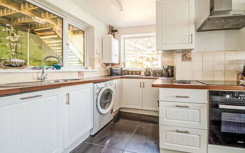 Smugglers View: Interieur Ontwerp, Major Appliance, Keuken, Flooring, Countertop, Hout, Toestel Van De Keuken, Cabinetry, Verdieping, Plafond