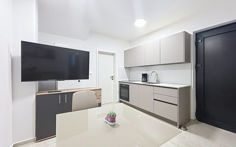 Pula 192: Flooring, Interieur Ontwerp, Countertop, Meubilair, Keuken, Verdieping, Cabinetry, Major Appliance, Plafond, Verlichting