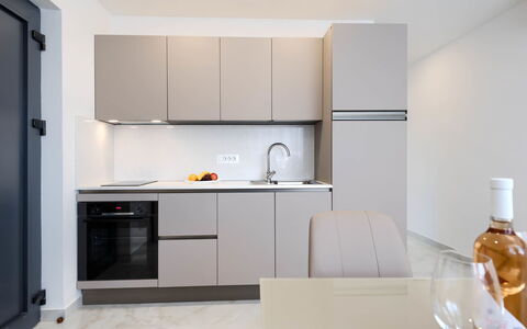 Pula 192: Keuken, Toestel Van De Keuken, Countertop, Meubilair, Cabinetry, Interieur Ontwerp, Major Appliance, Flooring, Hout, Huishoudapparatuur
