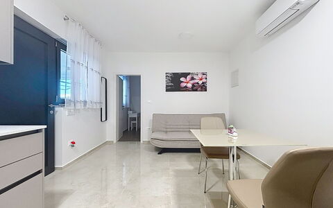 Pula 192: Flooring, Verdieping, Interieur Ontwerp, Meubilair, Plafond, Kamer, Appartement, Stoel, Woonkamer